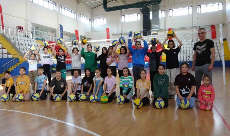 Tavşanlıda gençler voleybol ile spora katılıyor