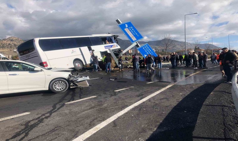 Taylandlı turistler ölümden döndü: 4ü ağır 20 yaralı