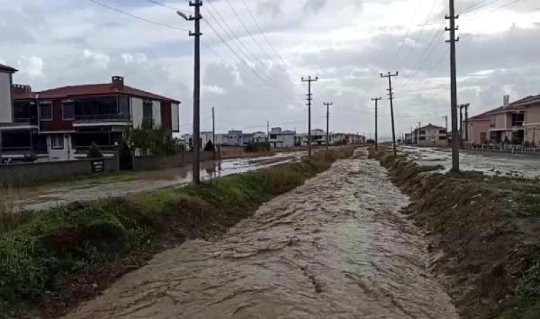 Tekirdağ’da deniz taştı, sahildeki işletmeleri su bastı; rüzgarda ağaçlar devrildi (3)