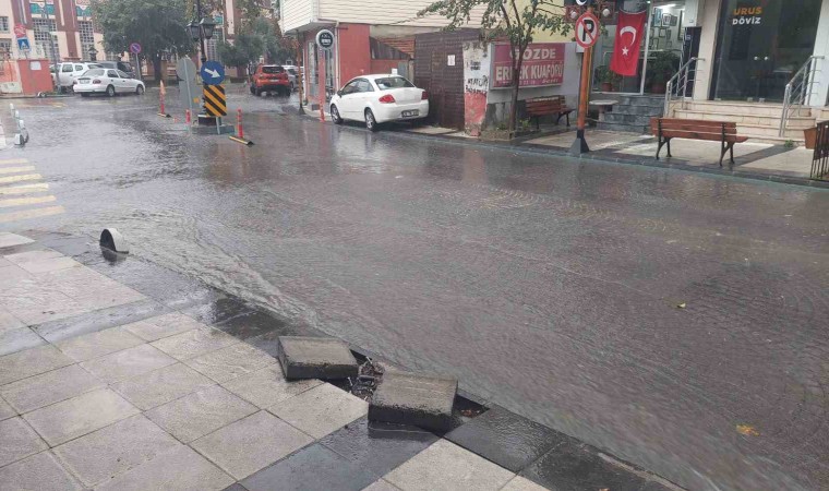 Tekirdağda yağış şiddetini artırdı: Yollarda su birikintileri oluştu