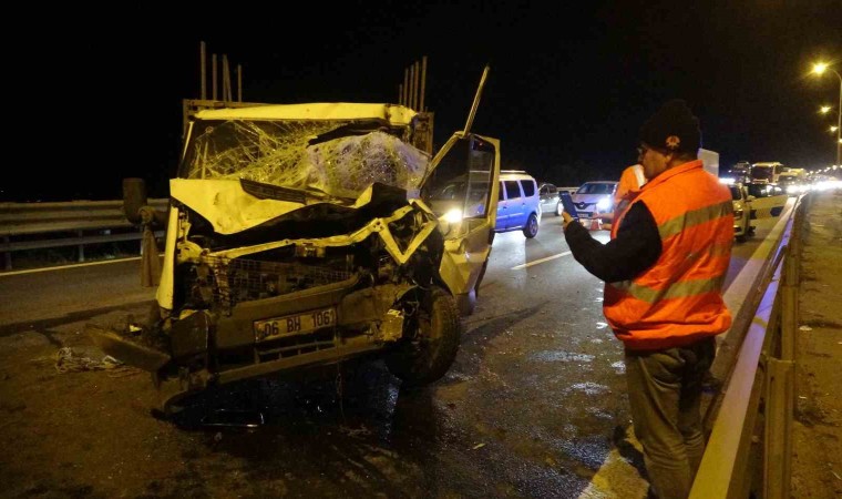 TEMde kamyonet kaza yaptı: 10 kilometre araç kuyruğu oluştu