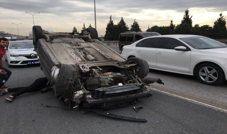 TEMde kontrolden çıkan otomobil takla attı: 3 yaralı