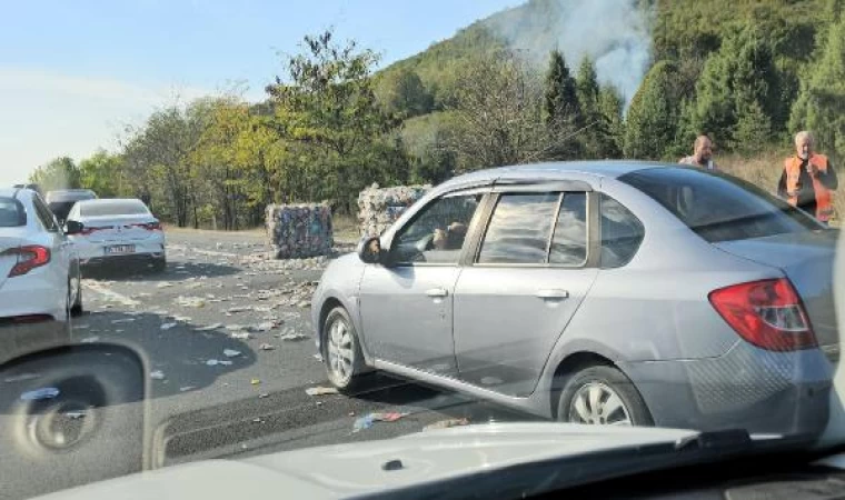 TEM’de, TIR’dan düşen geri dönüşüm malzemeleri ulaşımı aksattı