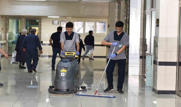 Tıp öğrencileri, kazandıkları fakültenin hastanesinde hem okuyor hem çalışıyor