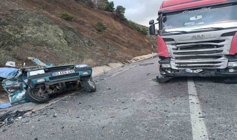 Tokatta tır ile otomobil çarpıştı: 2 ölü, 1 yaralı