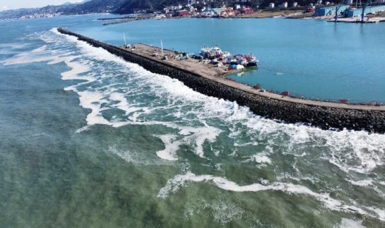 Trabzon’da 6 askerin denizden kurtarıldığı bölgede dalgalar dindi, hasar ortaya çıktı