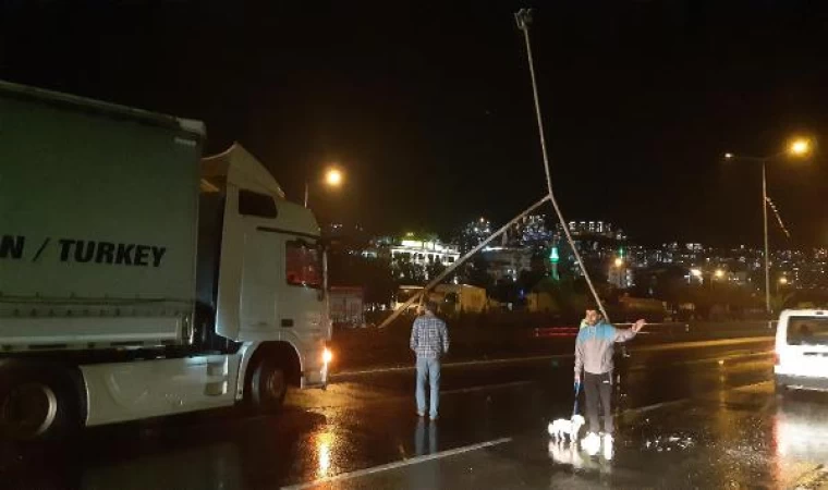 Trabzon’da etkili rüzgarla aydınlatma direği yola devrildi