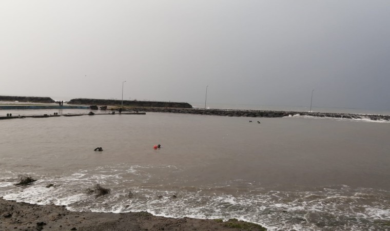 Trabzonda fırtınada deniz kenarında fotoğraf çektirmek isteyen 2 genç dalgalara kapılarak kayboldu