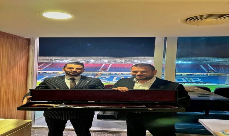 Trabzonspor Başkanı Ertuğrul Doğana isminin yazılı olduğu işlemeli kılıç hediye edildi