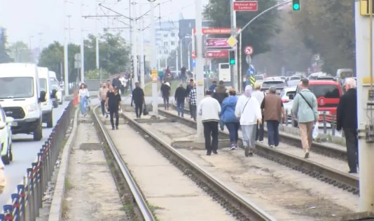 Tramvay arızalandı; yolcular yürümek zorunda kaldı