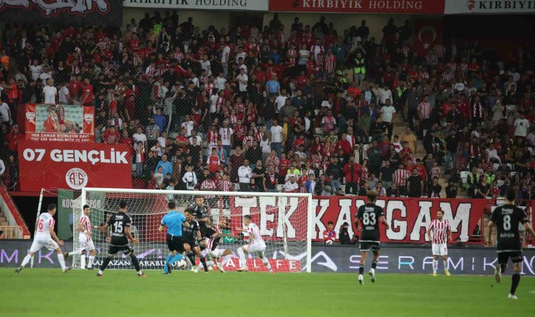 Trendyol Süper Lig: Antalyaspor: 0 - Beşiktaş: 0 (Maç devam ediyor)