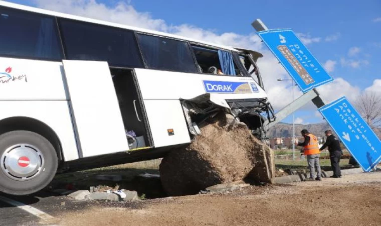 Tur otobüsü ile otomobil çarpıştı; 27’si Taylandlı, 29 yaralı