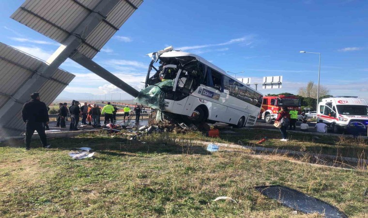 Tur otobüsü otomobile çarpıştı; Çok sayıda yaralı var