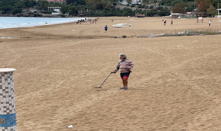 Turistlerin çekildiği plaj define avcılarına kaldı: Ne bulursak kar