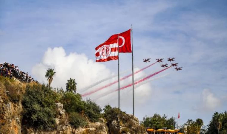 Türk Yıldızları’ndan Antalya’da gösteri