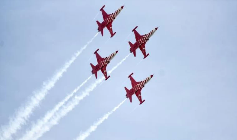 Türk Yıldızları’ndan ’Ata’ya Saygı’ uçuşu