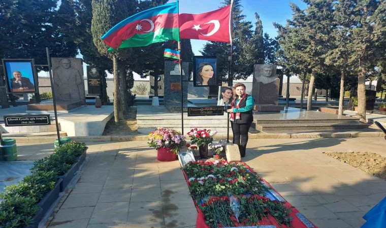 Türkiyeden götürdüğü toprağı Paşayevanın mezarına döktü