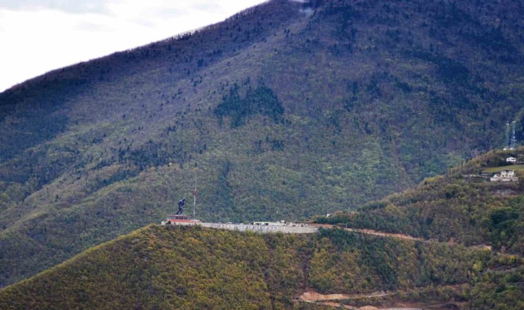 Türkiyenin en büyük Atatürk heykelinin yer aldığı Artvin Atatepede bayrak yarına indirildi