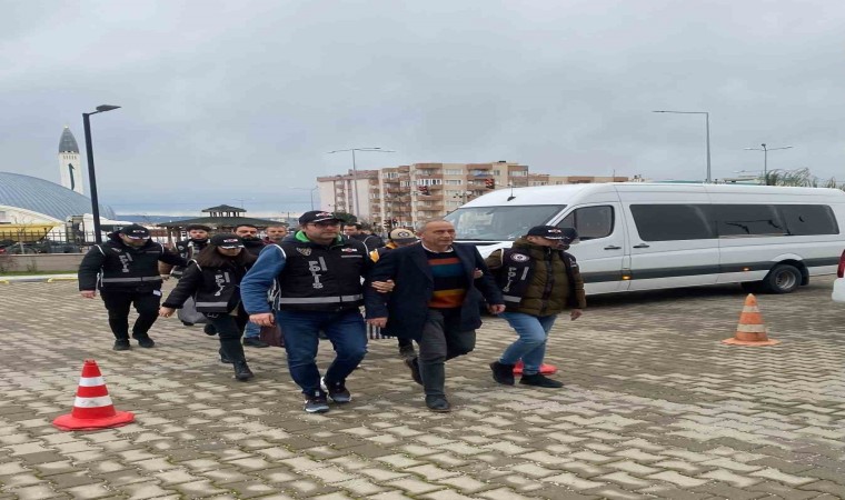 Tutuksuz yargılanan eski Gökçeada Belediye Başkanı Ünal Çetinin yargılanmasına başlandı