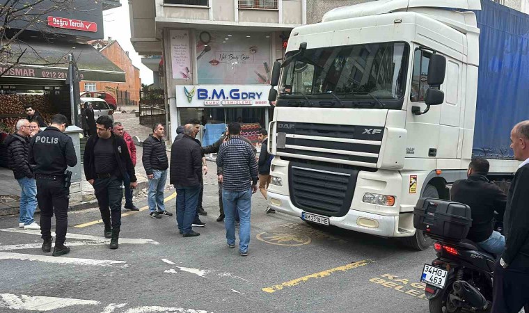 Ukraynadan bin 500 kilometre yol geldi, Kağıthanede kaza yaptı: Tırla yaşlı adama çarptı