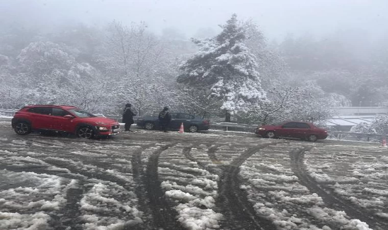 Uludağ’da kar kalınlığı 50 santimi aştı; araçların zincirsiz çıkışına izin verilmiyor