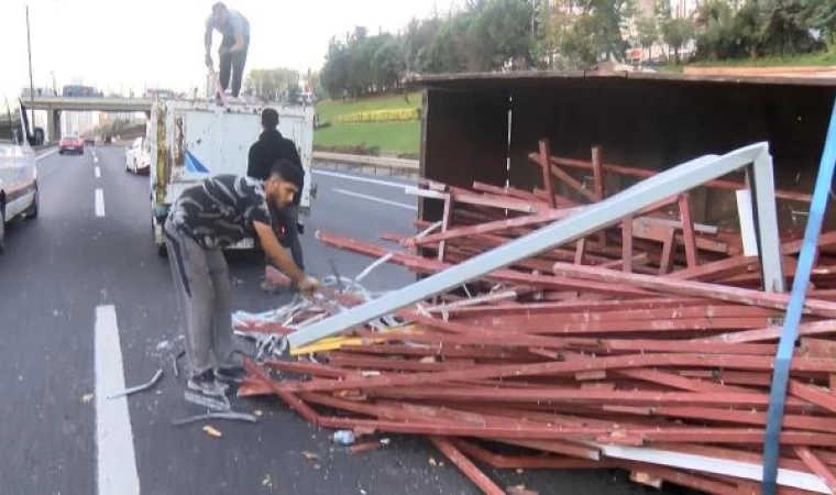 Ümraniye’de kamyonet devrildi, yoğun trafik oluştu