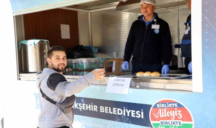 Üniversite öğrencilerine her gün sıcak çorba