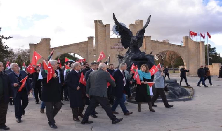 Üniversitede akademisyen ve öğrencilerden İsrail protestosu