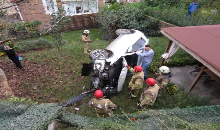 Üsküdar’da otomobil 4 metre yükseklikten bahçeye düştü; yine ölmedik çok şükür