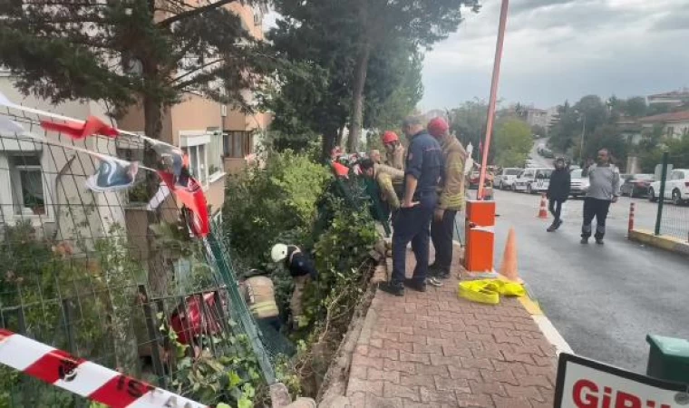 Üsküdar’da otomobil binanın bahçesine düştü