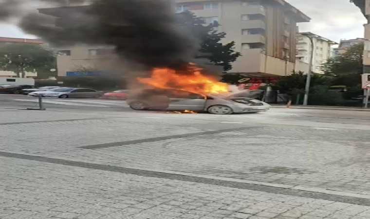 Üsküdar’da seyir halindeki otomobil alev alev yandı