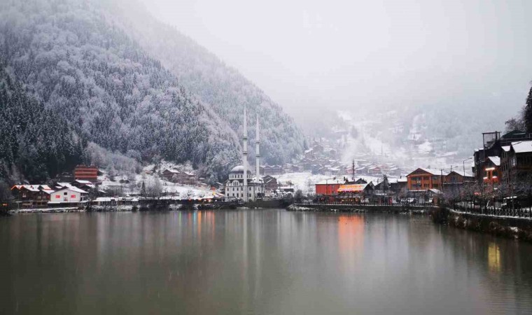 Uzungöle mevsimin ilk karı yağdı, göl çevresi beyaz örtüyle kaplandı