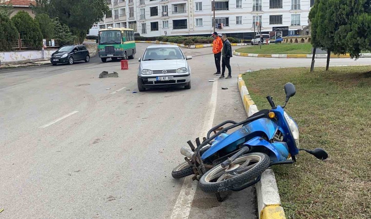 Uzunköprüde motosiklet otomobile çarptı: 1 yaralı