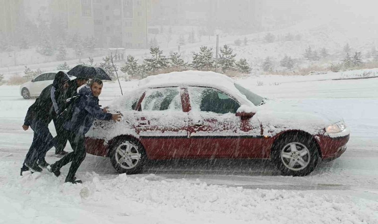 Vanda kar hayatı felç etti: Araçlar yolda kaldı