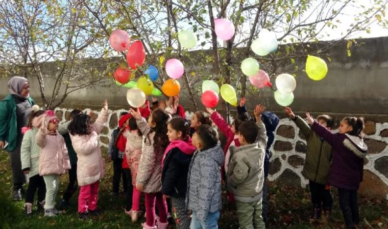 Vanlı çocuklar, ölen Filistinli akranları için ağaçlara balon astı