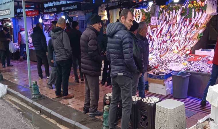 Vatandaşlar soğuğa rağmen balık sırasında