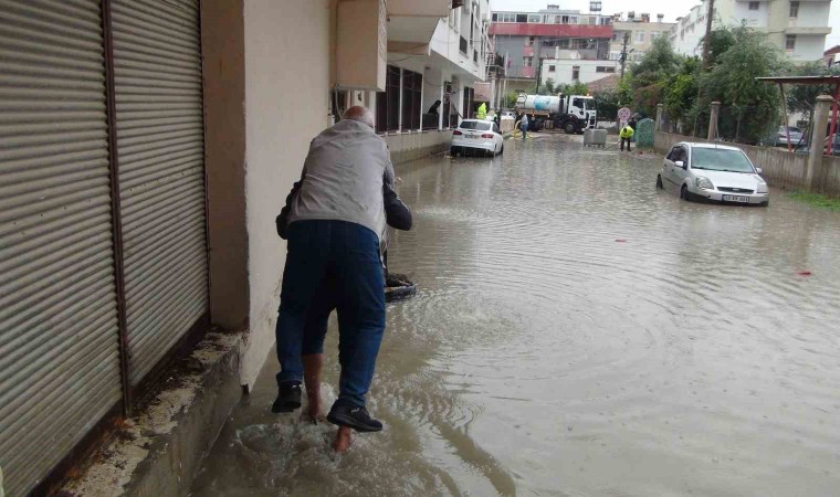 Yağışın göle çevirip araçları suya gömdüğü Silifkede ekipler su tahliyesine başladı