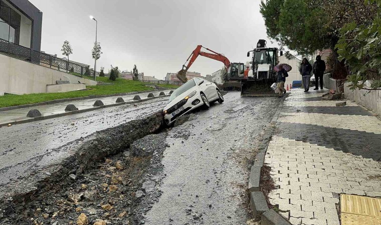 Yağmur suyu kanalı çalışmasında açılan çukura otomobil düştü