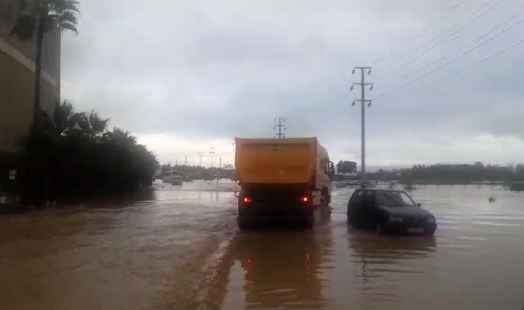 Yalovada dere taştı, tersaneler sular altında kaldı