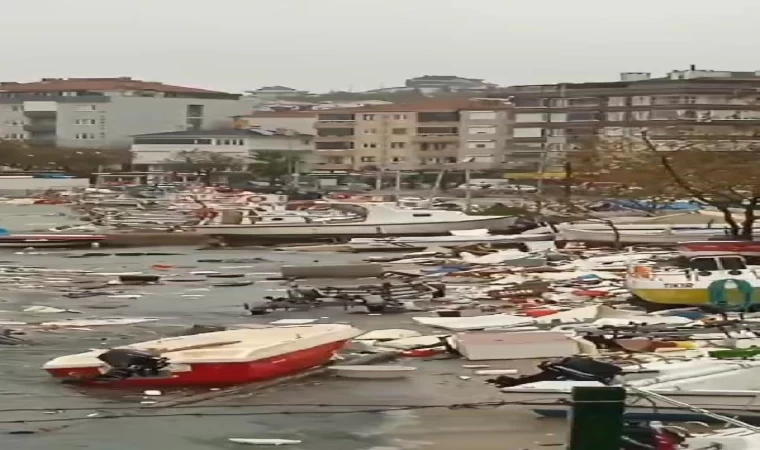 Yalova’da sağanak ve fırtına; deniz taştı, tekneler parçalandı