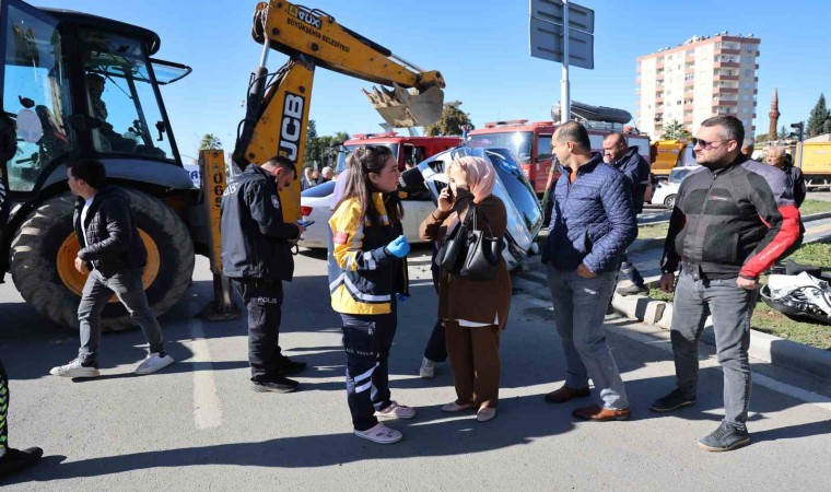 Yan yatan otomobilde sıkışan yaşlı kadın kurtarıldı, kızı annesini sayıkladı