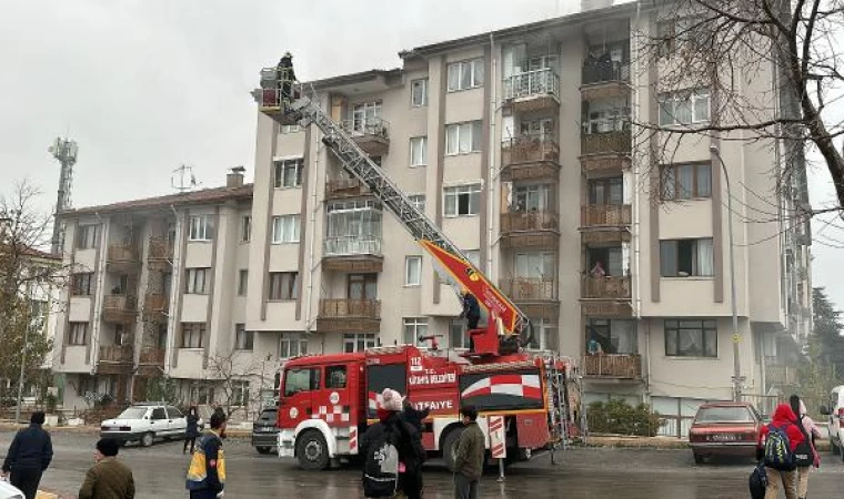 Yangında dumandan etkilenenler, balkondan tahliye edildi