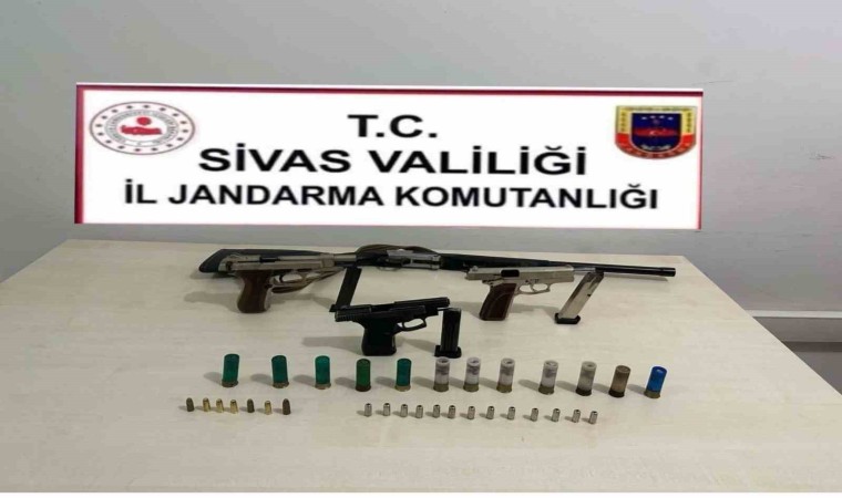 Yapılan aramada evinde 3 tabanca bir tüfek ele geçirildi