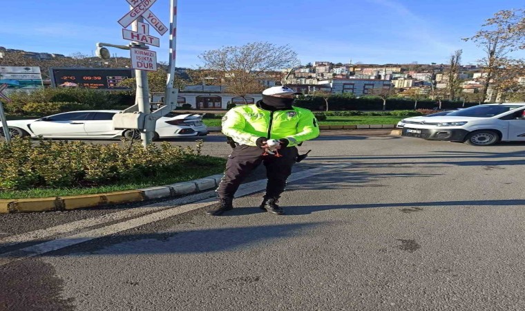 Yaralı martıya polisten şefkat eli