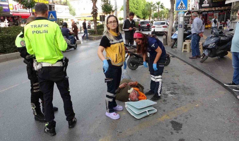 Yayalara yol veren otomobile motosiklet arkadan çarptı: 1 yaralı