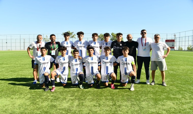 Yenişehir Belediyesi U16 Futbol Takımı namağlup lider