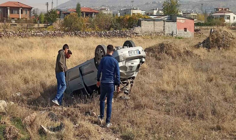 Yoldan çıkan otomobil takla attı