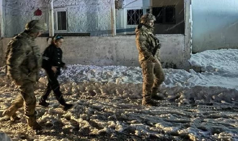 Yolları kardan kapanan köylerdeki 4 diyaliz hastasını jandarma hastaneye ulaştırdı