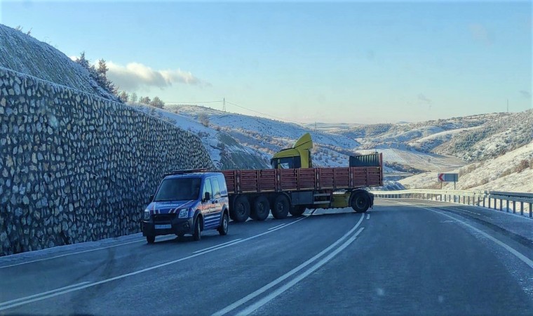 Yozgatta buzlanma nedeniyle çok sayıda tır sürücüsü zor anlar yaşadı