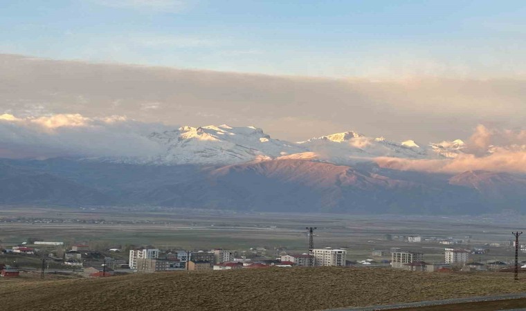 Yüksekova dağları beyaza büründü